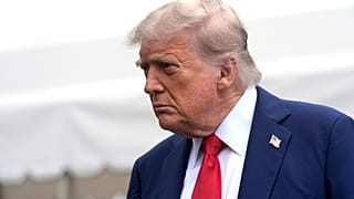 الرئيس دونالد ترامب قبل مغادرة البيت الأبيض في طريقه لحضور قمة مجموعة السبع في كندا، الأحد 15 يونيو 2025، في واشنطن.