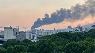 De la fumée s'élève du bâtiment de la télévision publique iranienne après une frappe israélienne à Téhéran, Iran, lundi 16 juin 2025.
