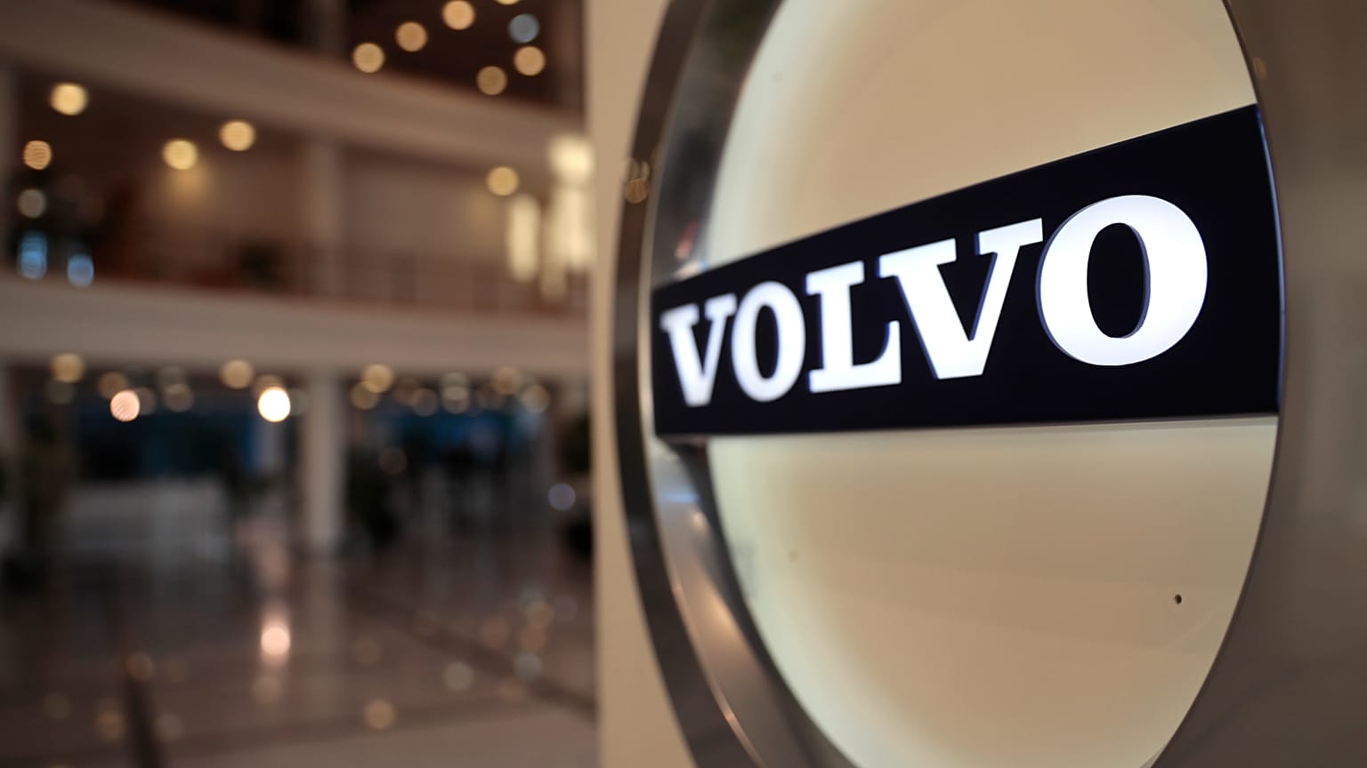 Logo Volvo w holu siedziby głównej Volvo w Brukseli. 6 lutego 2020 r.