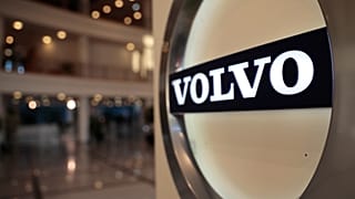 O logótipo da Volvo no átrio da sede da empresa Volvo, em Bruxelas. 6 de fevereiro de 2020.