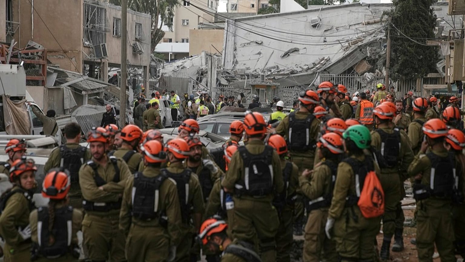 Mentőmunkások, rendőrök és katonák ellenőrzik a helyszínt, ahol egy iráni rakéta csapódott be Bnei Brakban, Tel Aviv közelében, Izraelben, 2025. június 16-án, hétfőn.