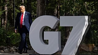 Amerika Birleşik Devletleri Başkanı Donald Trump, 16 Haziran 2025 Pazartesi günü Kanada'nın Alberta eyaletinin Kananaskis kentinde düzenlenen G7 Zirvesi'nde resmi karşılamaya doğru ilerliyor
