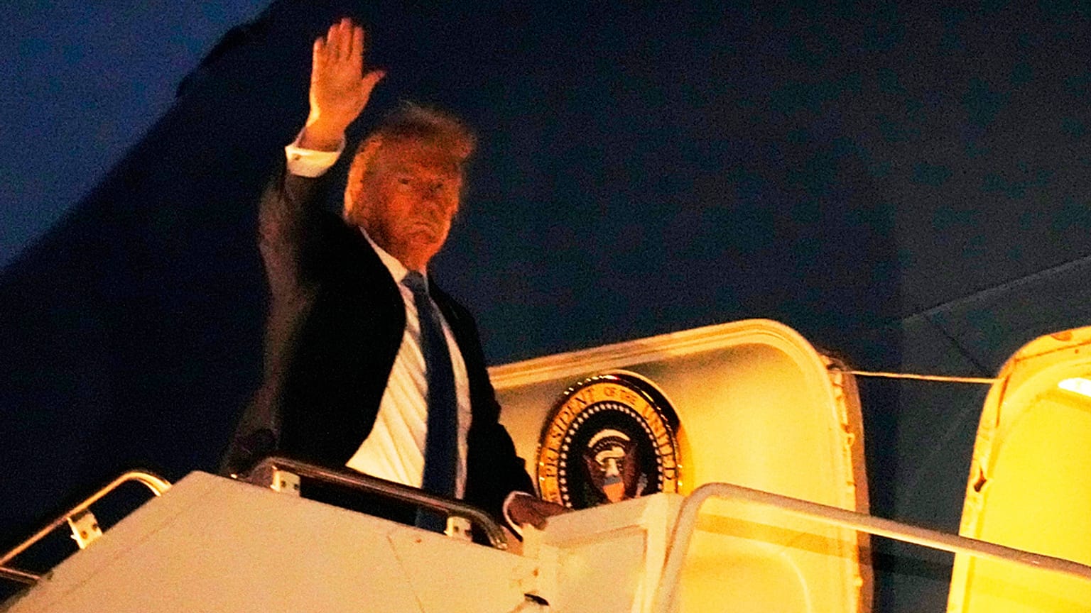 Le président Donald Trump monte à bord d'Air Force One à Calgary,  pour un retour vers Washington.