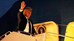 Le président Donald Trump monte à bord d'Air Force One à Calgary,  pour un retour vers Washington.
