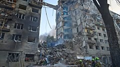 Последствия удара баллистической ракеты по жилому дому в Киеве
