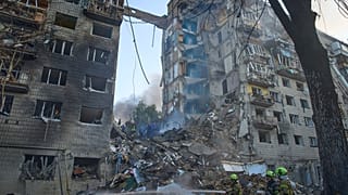 Последствия удара баллистической ракеты по жилому дому в Киеве