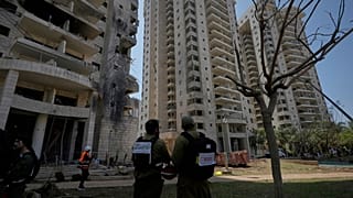 قوات الأمن الإسرائيلية تفحص مبنى سكنيًا أصيب بصاروخ أُطلق من إيران في بتاح تكفا، إسرائيل، يوم الاثنين، 16 يونيو 2025.