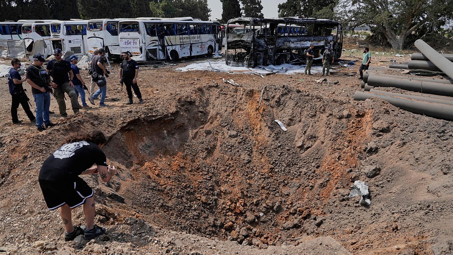 Israeli security forces inspect a site hit by a missile launched from Iran in central Israel, 17 June, 2025