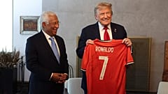 Ο Αντόνιο Κόστα μοιράστηκε μια εικόνα από τη στιγμή που έδωσε στον Τραμπ τη φανέλα του