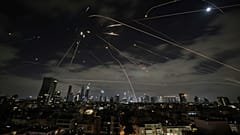 İsrail Demir Kubbe hava savunma sistemi, Tel Aviv'e yönelik İran saldırısı sırasında füzeleri engellemek için ateş açıyor, 15 Haziran 2025.