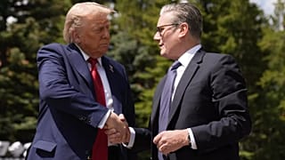 El presidente Donald Trump se reúne con el primer ministro británico, Keir Starmer, en los márgenes de la cumbre del G7, el lunes 16 de junio de 2025, en Kananaskis, Canadá.