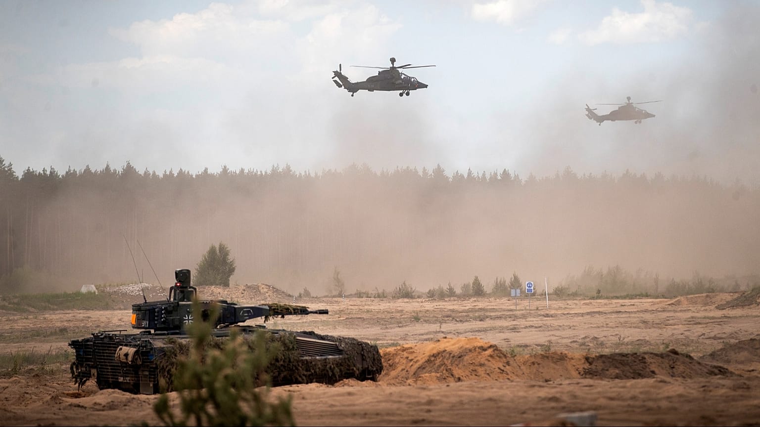 Eurocopters Tiger dell'esercito tedesco partecipano a un'esercitazione militare internazionale a livello di divisione lituano-tedesca in Lituania il 29 maggio 2024