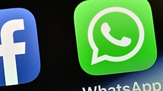 FILE - A Facebook, az Instagram és a WhatsApp mobiltelefon-alkalmazások logói (balról) New Yorkban, 2021. október 5-én.