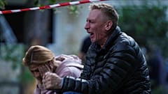 Ein Vater weint, während sein Sohn unter den Trümmern eines mehrstöckigen Wohnhauses liegt, das am Dienstag, den 17. Juni 2025, durch einen russischen Angriff in Kyjiw, Ukraine, zerstört wurde.
