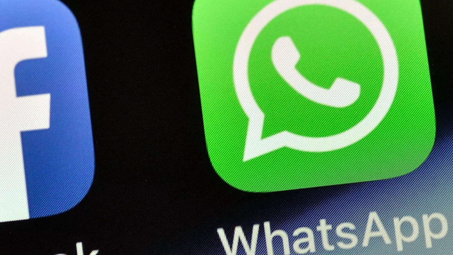 ARCHIVO - Logotipos de aplicaciones para teléfonos móviles de Facebook, Instagram y WhatsApp, de izquierda a derecha, fotografiados en Nueva York el 5 de octubre de 2021.
