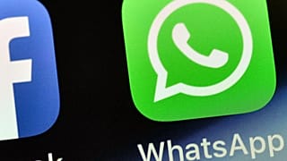 ARCHIVO - Logotipos de aplicaciones para teléfonos móviles de Facebook, Instagram y WhatsApp, de izquierda a derecha, fotografiados en Nueva York el 5 de octubre de 2021.
