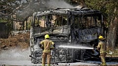 رجال الإطفاء يعملون في موقع أصيب بصاروخ أطلق من إيران في وسط إسرائيل يوم الثلاثاء 17 يونيو 2025.  