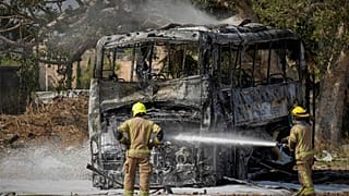رجال الإطفاء يعملون في موقع أصيب بصاروخ أطلق من إيران في وسط إسرائيل يوم الثلاثاء 17 يونيو 2025.  