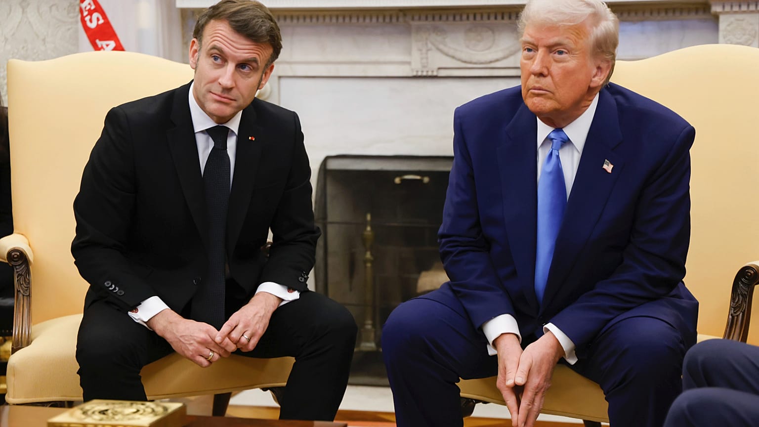 Donald Trump rencontre Emmanuel Macron dans le bureau ovale de la Maison Blanche à Washington, le lundi 24 février 2025