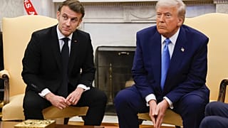 Donald Trump reúne-se com Emmanuel Macron na Sala Oval da Casa Branca, em Washington, na segunda-feira, 24 de fevereiro de 2025