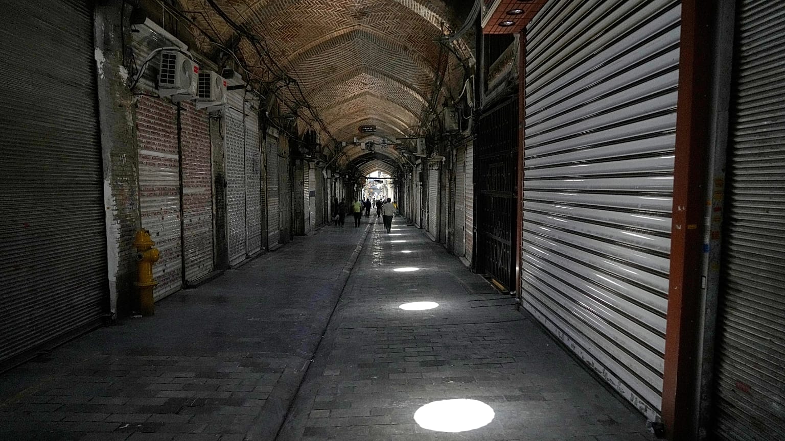 Τα καταστήματα παραμένουν κλειστά στο ιστορικό Μεγάλο Παζάρι της Τεχεράνης, 16 Ιουνίου 2025