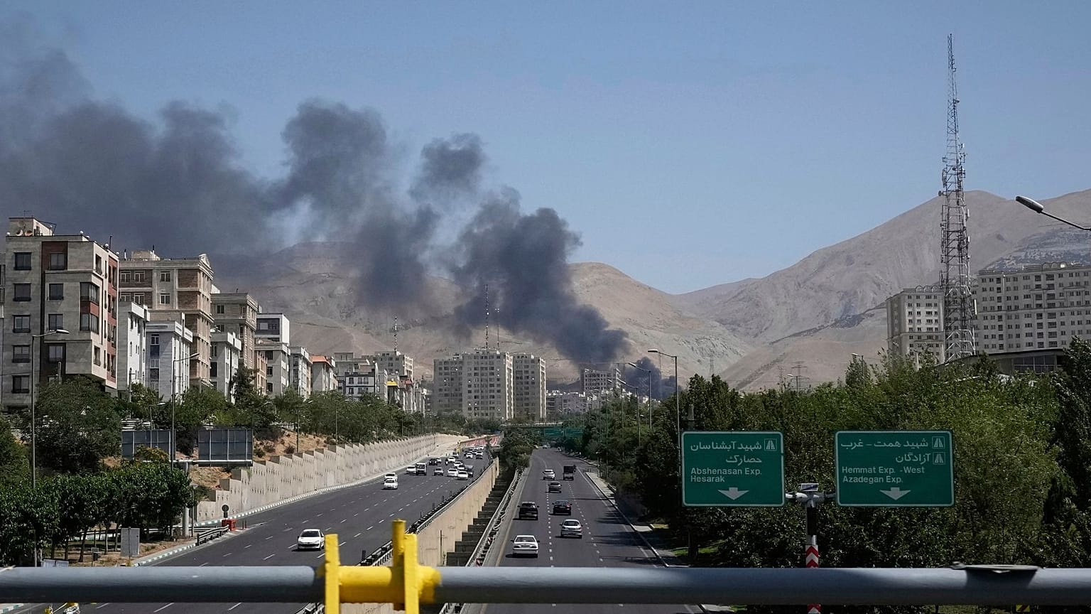 دود برخاسته از یک انبار نفت پس از حمله هوایی اسرائیل به تهران، دوشنبه ۱۶ ژوئن ۲۰۲۵