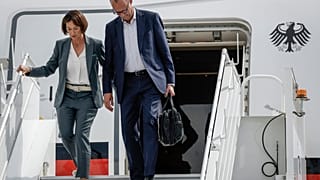Friedrich Merz német kancellár (jobbra) és felesége, Charlotte Merz érkezik az albertai Calgaryba, 2025. június 15-én, vasárnap, a G7 vezetői találkozóra.