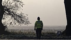 DATEI: Ein britischer Polizeibeamter in der Nähe von Levington, östlich von Ipswich, 20. Dezember 2006