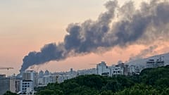DATEI: Rauch steigt aus dem Gebäude des staatlichen iranischen Fernsehens nach einem israelischen Angriff in Teheran auf, 16. Juni 2025