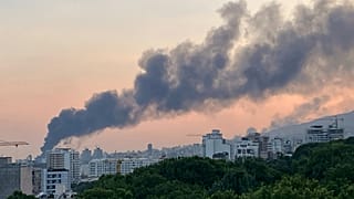 FILE: Füst száll fel az iráni állami televízió épületéből egy izraeli csapás után Teheránban, 2025. június 16.