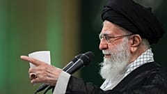يتحدث المرشد الأعلى آية الله علي خامنئي خلال اجتماع مع المعلمين في طهران، إيران، السبت 17 مايو 2025.  