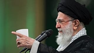 يتحدث المرشد الأعلى آية الله علي خامنئي خلال اجتماع مع المعلمين في طهران، إيران، السبت 17 مايو 2025.  