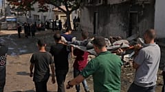 ARCHIVO - Palestinos transportan el cuerpo de una persona que murió anoche mientras intentaba acceder a ayuda humanitaria, cerca del Hospital al-Shifa, en la ciudad de Gaza, el miércoles 11 de junio.