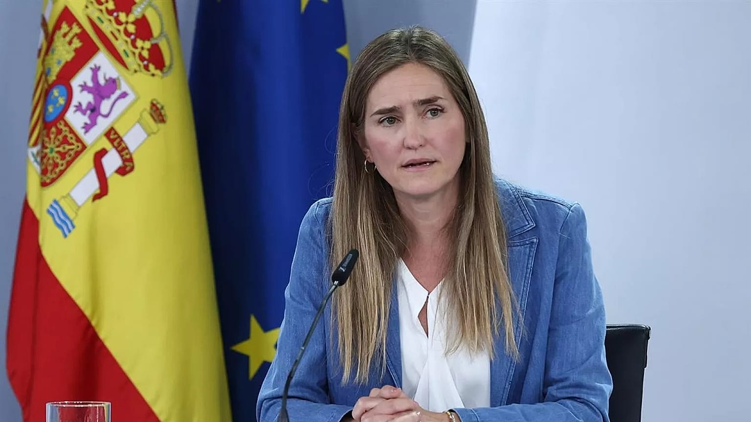 Sara Aagesen numa conferência de imprensa após uma reunião do Conselho de Ministros em abril.