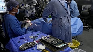 Médicos faturam milhares de euros com cirurgias em horas extra