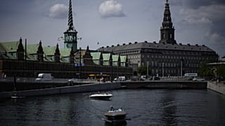Motorcsónak a koppenhágai Nyhavn folyón