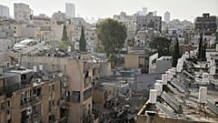 Rettungskräfte, Polizei und Militär inspizieren den Ort, an dem am Montag, den 16. Juni 2025, eine iranische Rakete in Bnei Brak bei Tel Aviv, Israel, eingeschlagen ist.