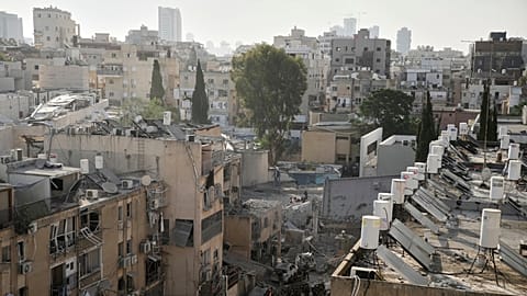 Des secouristes, des policiers et des militaires inspectent le site où un missile iranien a frappé à Bnei Brak, près de Tel Aviv, en Israël, le lundi 16 juin 2025