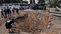 Le forze di sicurezza israeliane ispezionano un sito colpito da un missile iraniano nel centro di Israele, 17 giugno 2025
