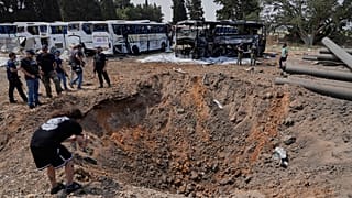 Le forze di sicurezza israeliane ispezionano un sito colpito da un missile iraniano nel centro di Israele, 17 giugno 2025