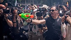 Ein Demonstrant hält einen Wasserwerfer während einer Demonstration gegen den Übertourismus in Barcelona, Spanien.
