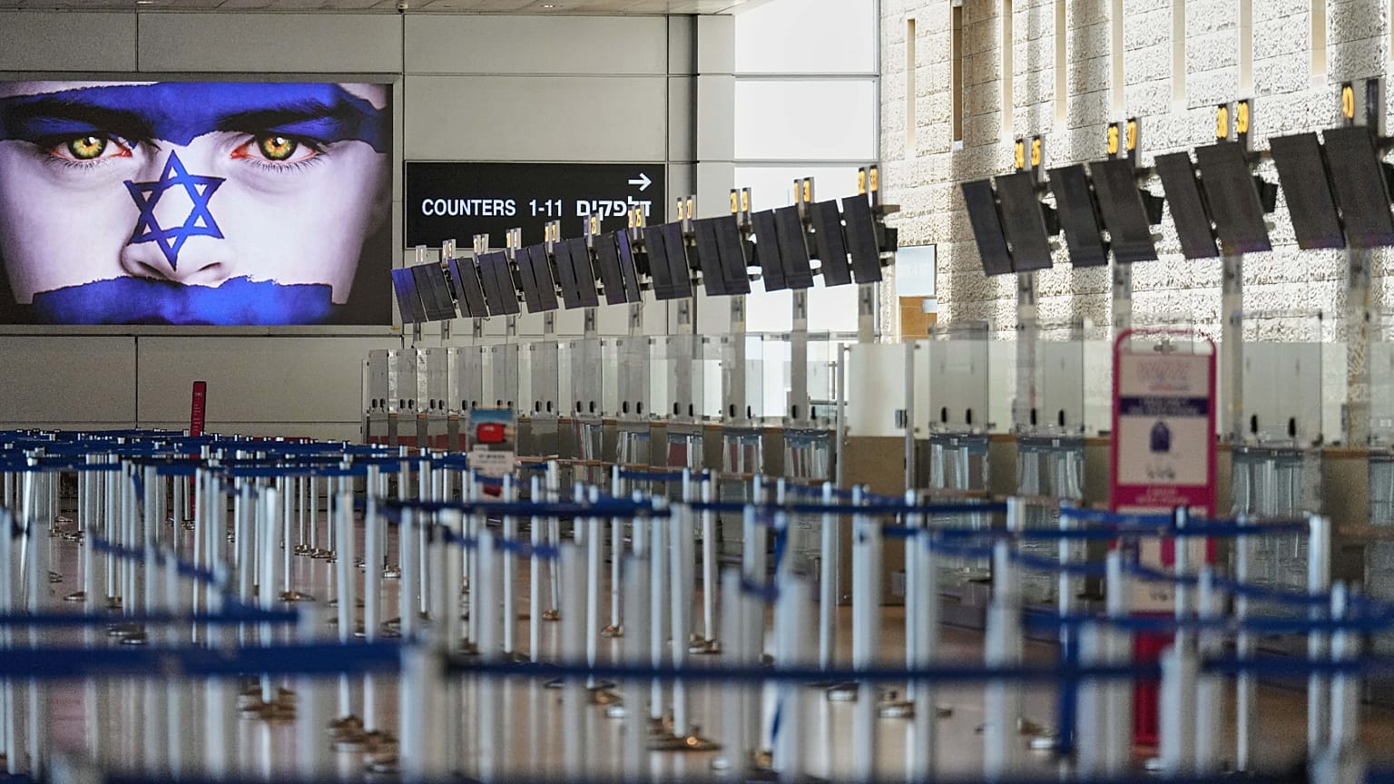 As principais companhias aéreas, incluindo a Emirates, a Lufthansa, a Air France, a United e a Delta, suspenderam os voos para a região.