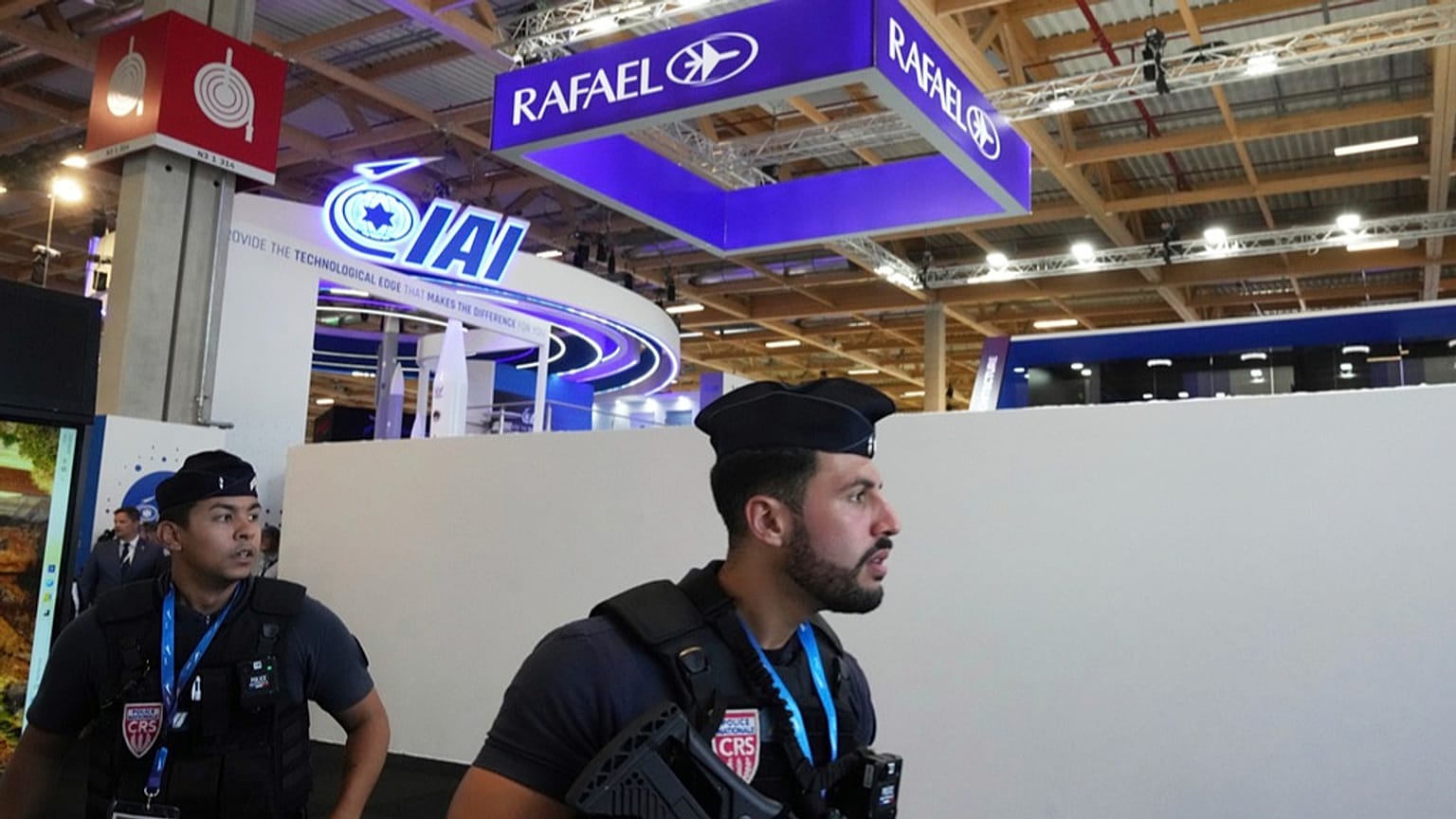 عناصر من شرطة مكافحة الشغب قرب جناح "رافائيل" والأجنحة الإسرائيلية المغلقة في معرض باريس للطيران، 16 حزيران/ يونيو 2025.
