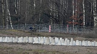 FILE- Un soldat polonais à la frontière polonaise avec la Russie à Dabrowka, en Pologne, le samedi 30 novembre 2024. (AP Photo/Czarek Sokolowski)