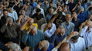 Fieles iraníes asisten a la oración del viernes en el campus de la Universidad de Teherán en Teherán, Irán, viernes 13 de junio de 2025.