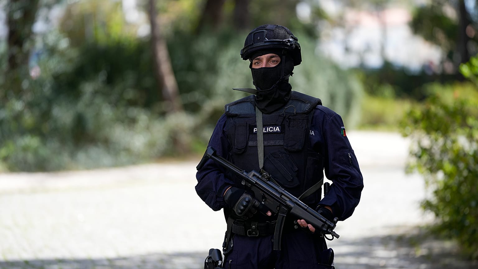 Un officier de police se tient debout à Lisbonne, 28 mars 2023