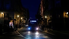DOSSIER - Un bus circule dans le centre-ville de Madrid lors d'une panne de courant majeure, le lundi 28 avril 2025
