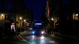 DOSSIER - Un bus circule dans le centre-ville de Madrid lors d'une panne de courant majeure, le lundi 28 avril 2025