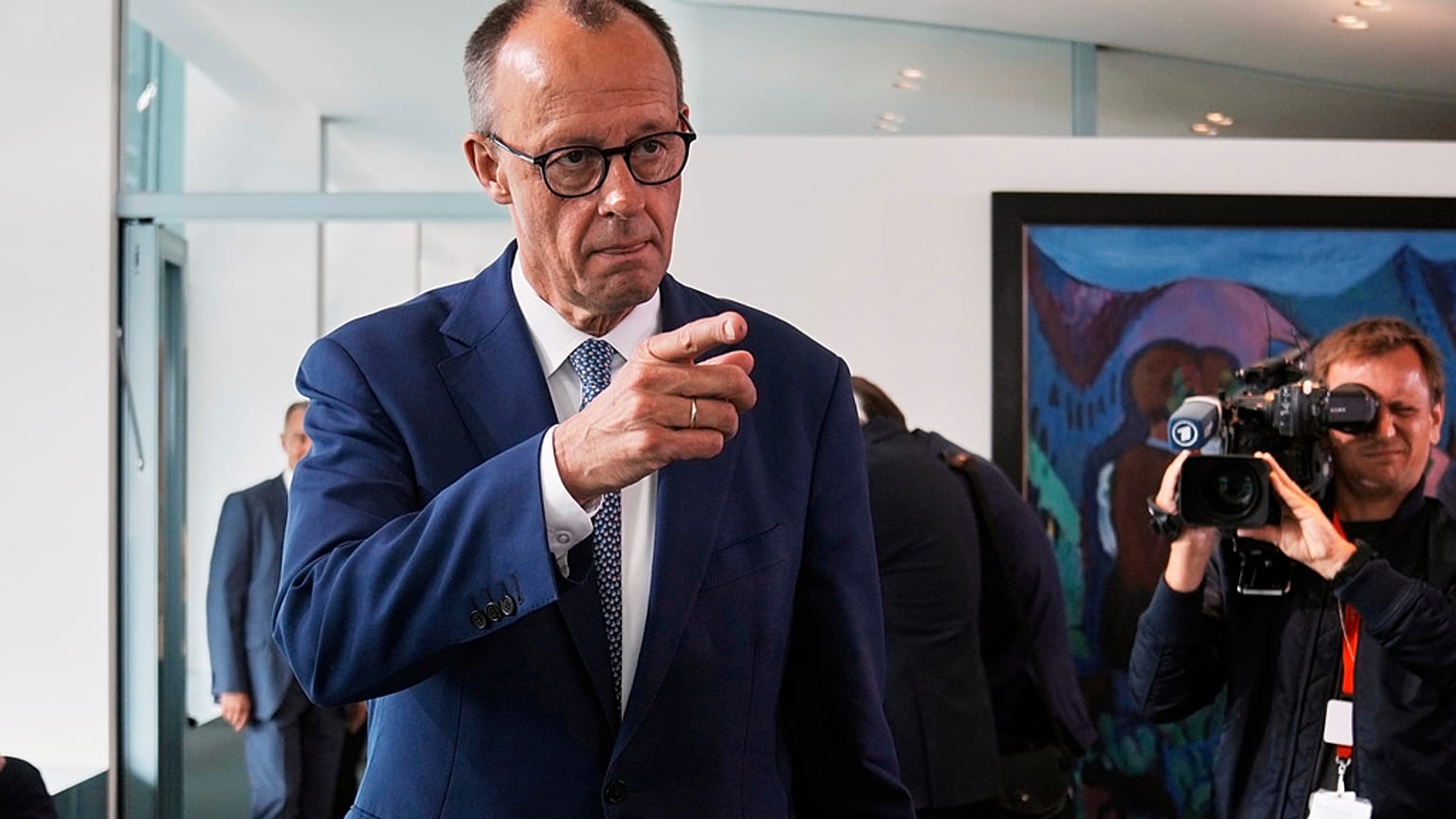 Bundeskanzler Friedrich Merz kommt zur Kabinettssitzung im Kanzleramt in Berlin, Deutschland, Mittwoch, 11. Juni 2025, an.