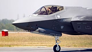 Az amerikai légierő F-35-ös vadászrepülőgépének felszállásához készülő pilóta